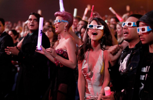 @TheAMAs:And the “Best Reaction” award goes to… @katyperry & @selenagomez watching the <a href=