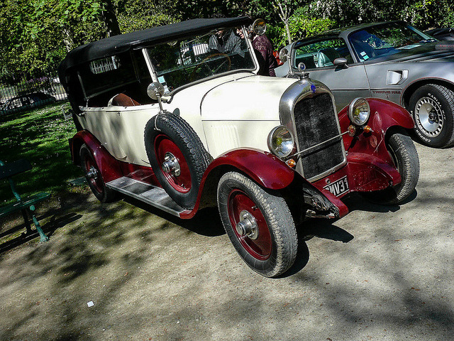Old Citroen on Flickr.Une vieille Citroën dans les jardins du Grand Rond.