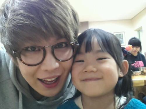 Hanbyul Facebook Update:With a very cute and pretty little lady while filming.