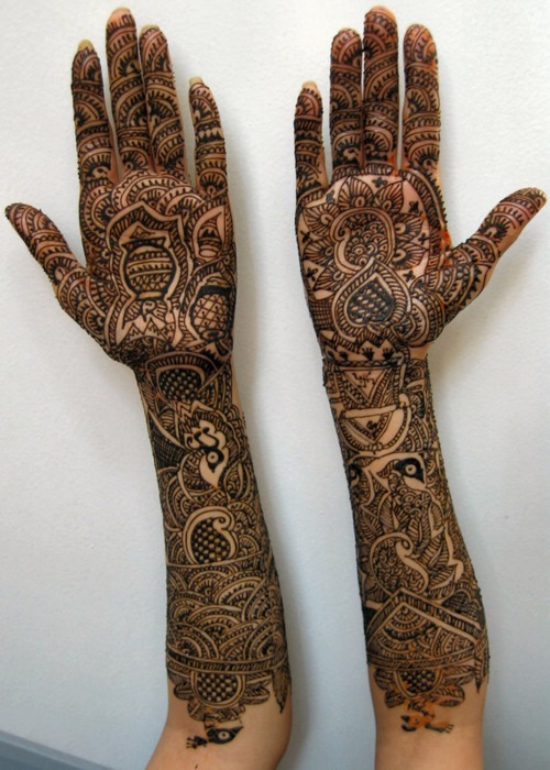 savarnas:

Inlove with henna. 

