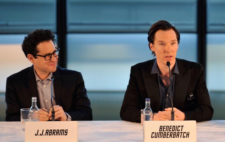 rox712:

Cumberbatchweb ‏@cumberbatchweb   3m 
Benedict Cumberbatch &amp; JJ Abrams pic.twitter.com/wAc90SxHtB


and another from the photocall (also from CumberbatchWeb, who&#8217;s awesome!!)