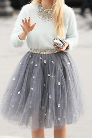 easypeacefulfeeling:

everythingsparklywhite:

This would be cute for winter bridesmaids

(via
TumbleOn)
