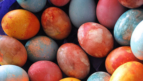 It&#8217;s egg-dying time! Easter egg decorating is a fun way to welcome spring, but sometimes the chemical dyes are hard to justify. We chose our top three natural dye recipe posts from around the web to make bright Easter eggs this weekend:
Natural Easter Egg Dyes from Bon Apetit
DIY: How to Make Natural Easter Egg Dyes from Gardenista
DIY Diva: Natural food dyes for Easter from Mother Nature Network