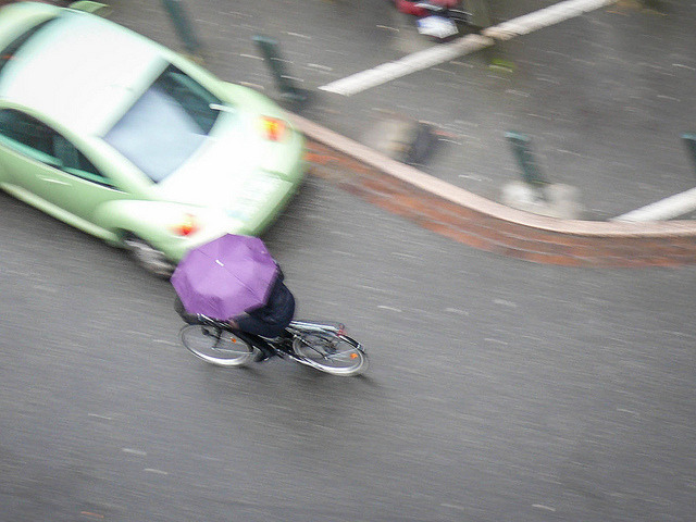 Vélo parapluie on Flickr.Cycliste se protégeant d’un parapluie photographié du haut des halles Victor Hugo de Toulouse