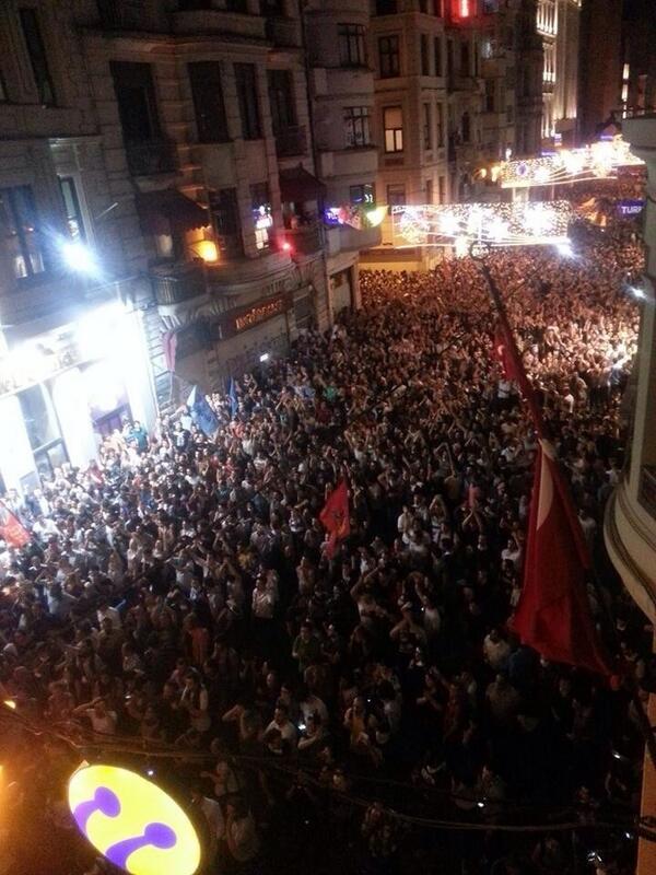People take back Istiklal Ave. at 3AM 
