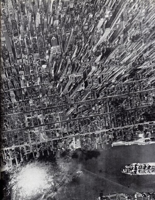 darkbloomiana:

Aerial view of New York City by Andreas Feininger, 1944. From @NewYorkologist on twitter: https://twitter.com/newyorkologist/status/450317323308912640
