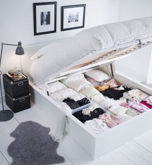 manic monday: storage bed (via Interior inspirations)
