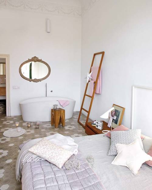 lovely bedroom + bathtub (via PLANETE DECO)
