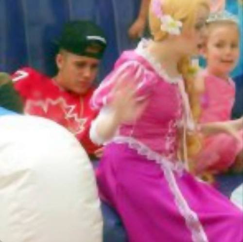 New picture of Justin at Jazzy&#8217;s birthday! (5/30)