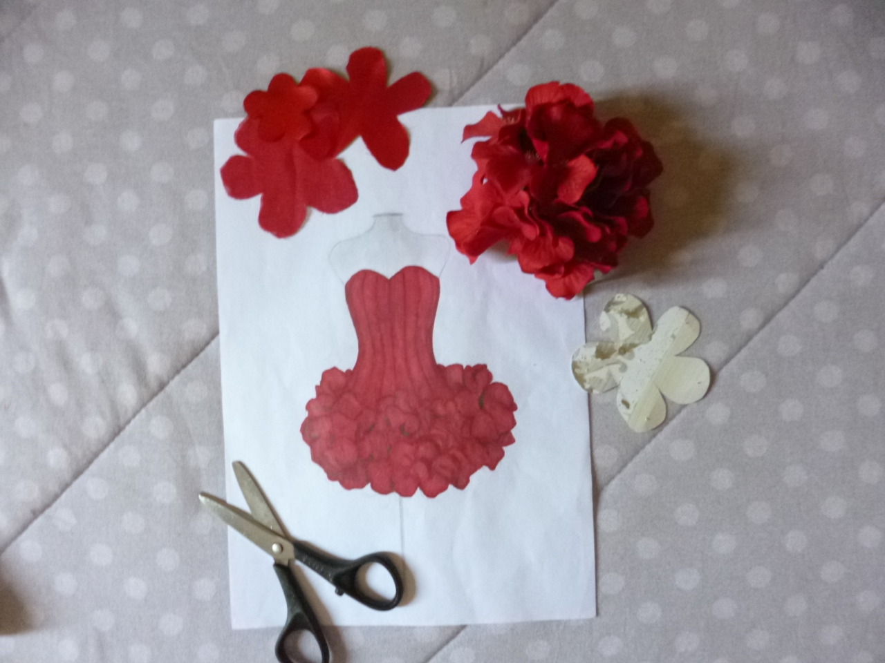 ilustraçÃo de um vestido de flores vermelhas