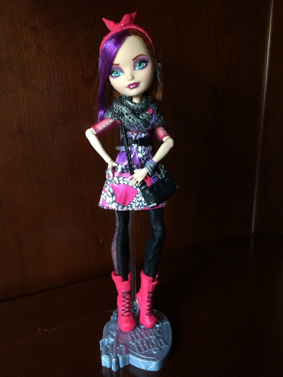 frozenmonsterhigh:

Poppy O’hair detailed pictures. She has double piercing in one ear with with scissor and chains, while the other is just a scissor like her ring
