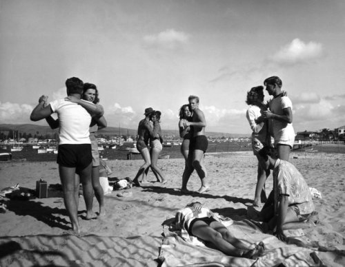 herekitty:

Glendale Junior College students dance on California’s Balboa Beach in 1947. See more photos here.
