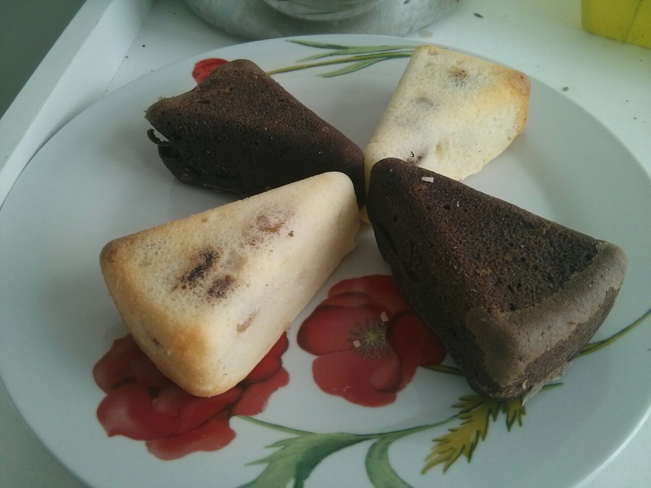 Mini gâteau triangle vanille-raisins et chocolat-cerises