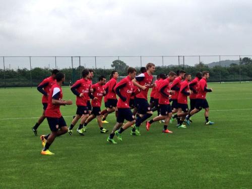 oh-fabianski:

The #Arsenal squad have just started their final training session of pre-season.
(x)

