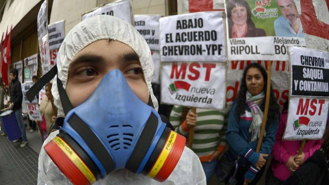 DÍA MUNDIAL ANTI CHEVRÓN. Un hombre con una máscara de gas en una manifestación en contra del acuerdo entre la petrolera estatal argentina YPF y la estadounidense Chevron, en Buenos Aires el 21 de mayo de 2014. (AFP)
