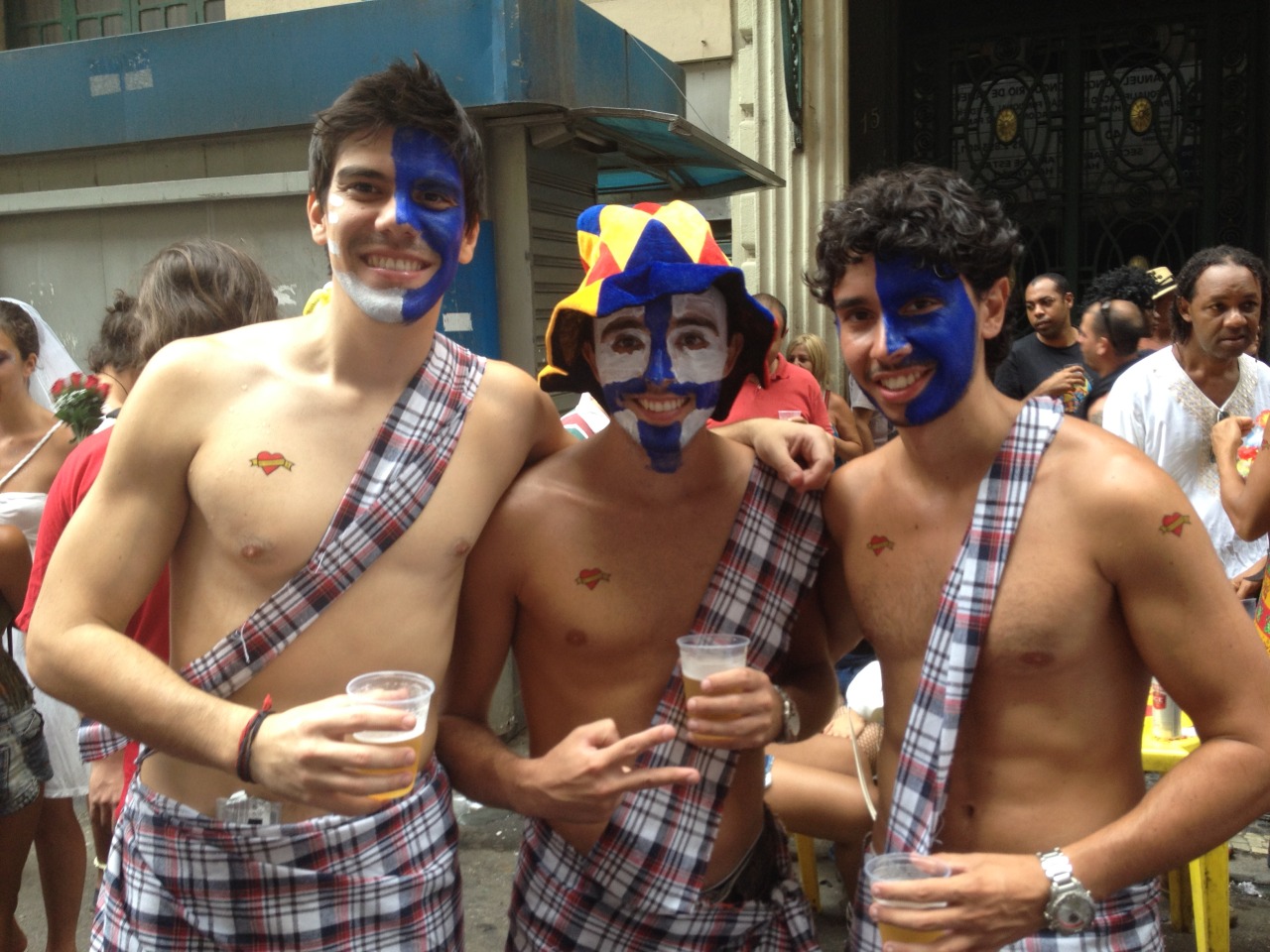 Carnival players in Rio de Janeiro proudly showing their MBMR tattoos. Lots of men supported the campaign, Brave Hearteds inclusive. 10k temporary tattoos were distributed during Carnival in 3 different Brazilian cities, being 7k in Rio de Janeiro.