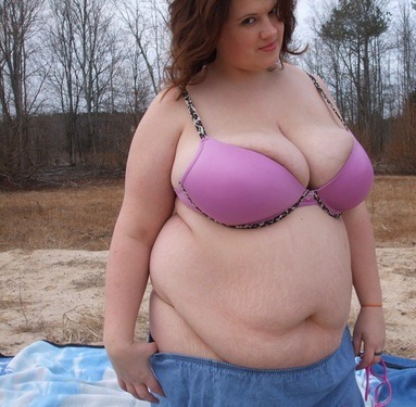 fatluvrarchie:

Very pretty, hope is is Gaining and not dieting   She would be FATabous.