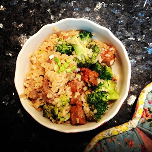 Quick #sriracha #friedrice with #sausage and roasted #broccoli for #dinner - topped off with my #homegrown #garlic &#8220;chives&#8221;