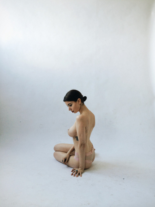 yumemag:

Olivia Rose photographed by Jon Duenas.