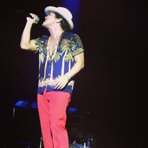 bmars-news:  "honey2g: One of the few pictures I had the energy to take #brunomars&#8221;
