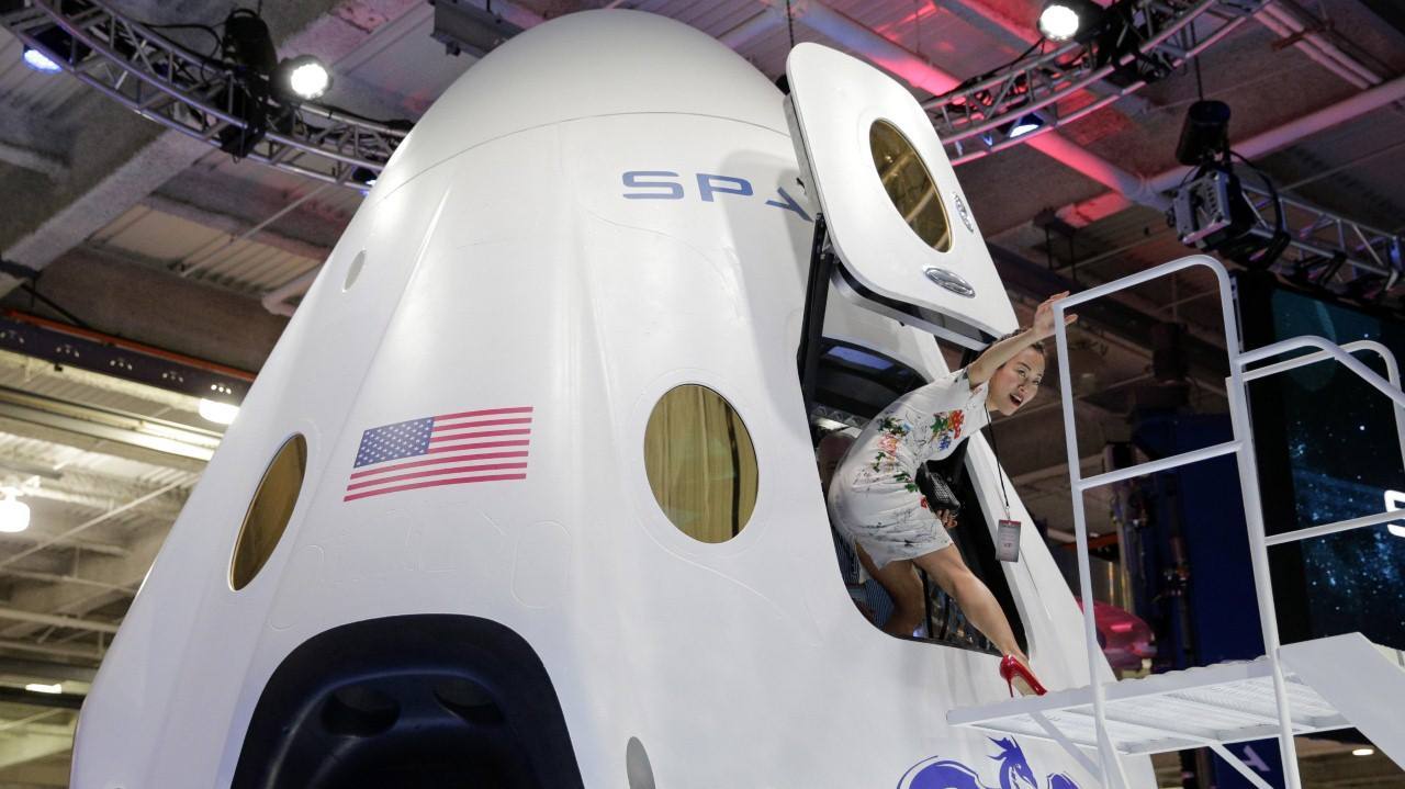TAXI ESPACIAL. Una nueva nave espacial diseñada para transportar hasta siete astronautas a la Estación Espacial Internacional. La presentación de la nave con punta de cono llamada Dragon V2 tuvo lugar en la sede de la compañía de Musk, SpaceX, en el sur de California. (AP)