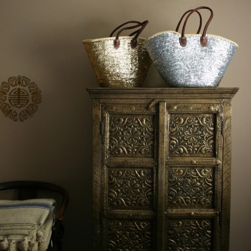 Gold+Silver baskets 💕 #storage #bedroom #moroccan #sequin #strawbaskets #moroccanbaskets #moroccanbag #marketbaskets #soukbaskets #pompomblanket #indiancabinet #chinesechair #globaldecor #apartmentdecor #decor #interiordecor #interiordesign #boho #bohemian #bohemiandecor #love