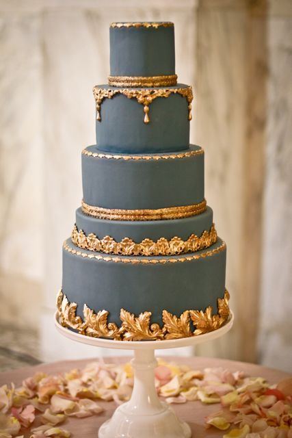 down-this-aisle:

4 tier wedding cake.

