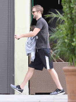 ROb at gym! i&#8217;ve never seen him there&#160;! but this time  at least he smiles&#160;!