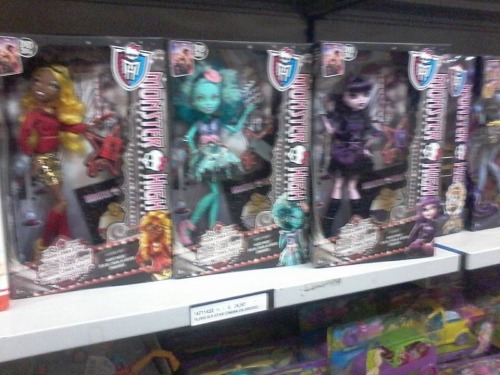 bloodymarcilla:

yadayadasaidejs:

Monster High Collectors Italia FB JUST POSTED THIS!

ZOHMYGERD GAIZ!!! 
Italy gets EVERYTHING cool.
