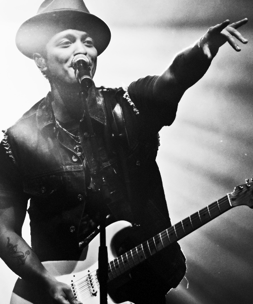 
“We doin it hooligans, together we are doing it. No matter what happens I want you to know that it’s because of you that I’m here. Love y’all.. Just wanted to remind ya.

