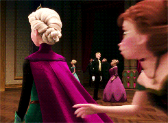 mybrunettestartstosprout:  never noticed the way Elsa hides her hand right after Anna steals her glove 