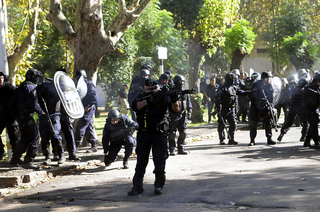 Agentes de la policía Metropolitana reprimen a trabajadores del gremio ATE en el hospital Borda, en el barrio porteño de Barracas. (DyN)