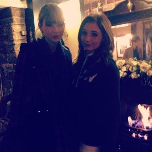 




Taylor with a fan at a pub today (Harry&#8217;s reflection in the background) 12/11/12 (x)




