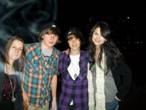 
The original photo of Selena and Justin at Knotts Scary Farm on Halloween 2010. 
