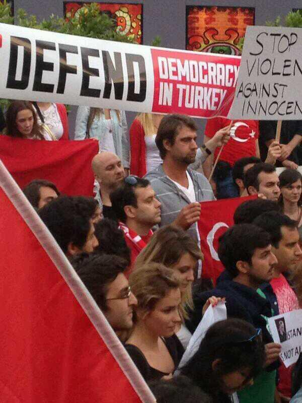 Стамбул. Противостояние защитников парка Таксим и полиции
