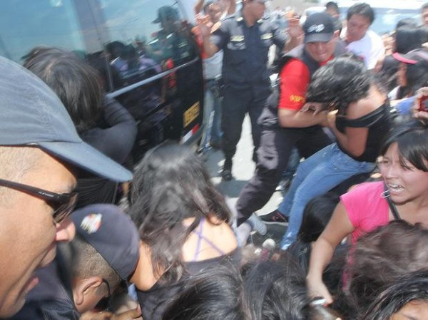 Rampage at Lima airport upon KHJ’s arrival!


Story credit SugeSkySoto

what happened was:

HJ did not go through the front door but the door in ??August, just moments before he left appeared

many fans and placed throughout the track but security put in order …

5 minutes left in the car, shouted they got to the track and hit the car.

Reporters were also clutter instead of helping to maintain order,

security so the girls grabbed and pulled away to get them out of the way.

He went to the left side of the car and there were more people.

He had serious face and looked at the security …
staff as the girls he was a little scared because of the uproar but just tried to smile at times.

Hence the car moved forward little by little. In our reporter pushed against the car window

and beaten. There were police, security and the situation was still difficult to control, moreover,

there was a girl who was almost under the car because she was pushed and could not get up O_O

the press was devoted to record it, or as always wanting to show the bad.

The girls ended up all bruised but obviously were not the only. It was a total riot more than 3000 people were waiting at the airport and at the hotel about 1000