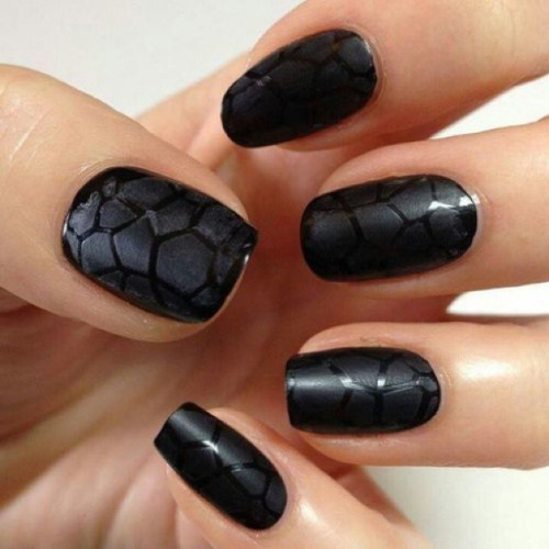 Have you tried the crackle look? What do you think of it? #nails...
