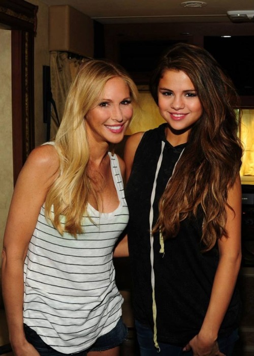 A new rare of Selena with a fan.