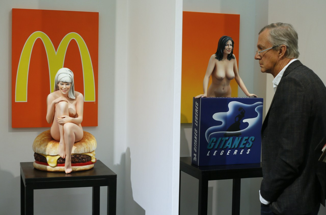 
Un hombre mira a dos esculturas de la artista pop EE.UU. Mel Ramos en la muestra  "Art Cologne" en Colonia, Alemania. La "Barbiburger" está a la venta cotizada en  120.000 euros y &#8220;Gitane&#8221; en 130.000 euros. La Art Cologne es una de las principales ferias del mundo de arte contemporáneo. (REUTERS )
