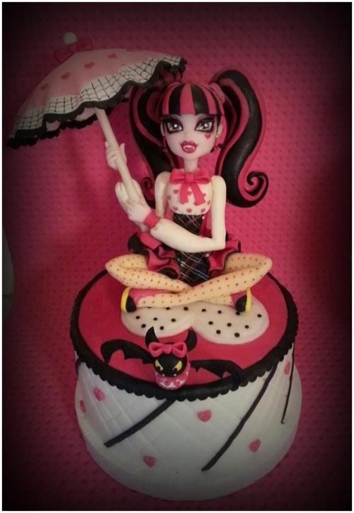 frozenmonsterhigh:

Beautiful Draculaura Cake by MG Sugarcake on Facebook 
My Next Birthday Wish &gt;.&gt; One of the best Monster high cake that i have ever seen. 
