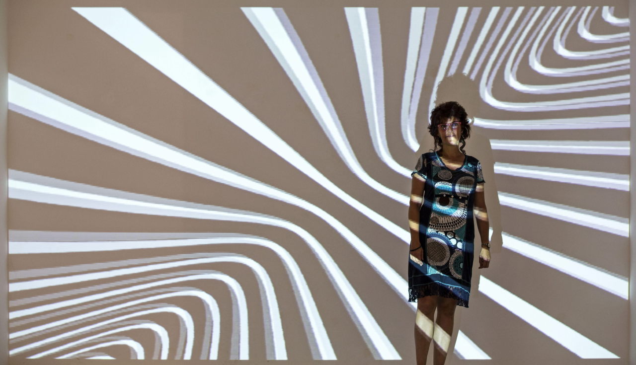 La artista argentina Cristina Ghetti posa ante su video-instalación &#8220;Folding&#8221; que forma parte de la exposición &#8220;Op &amp; Cinetic Art&#8221;, este mediodía en la Galería Punto de Valencia, España. (EFE/Manuel Bruque) 