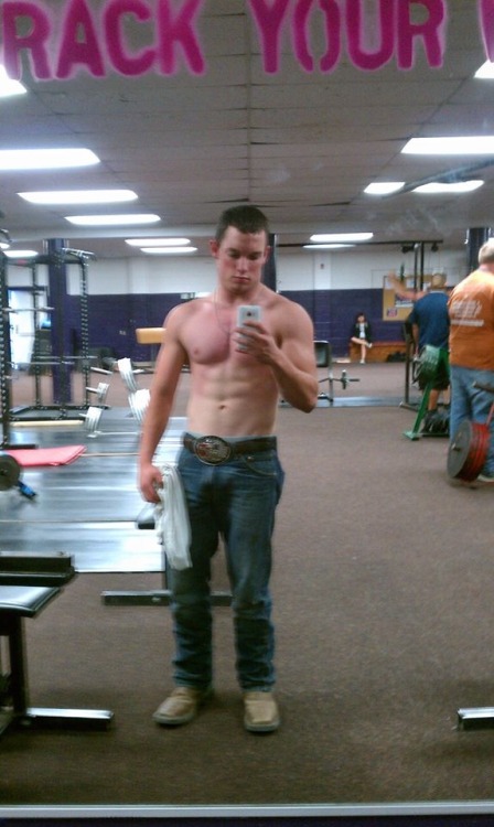 wrcowboy:

straightkinda:

Hot straight boy submission.

Head to toe, awesome

Visit the archive the next time you’re playing blue-ball baseball…http://www.dippinfan.tumblr.com/archive