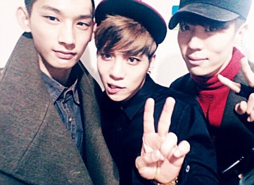 Jonghyun mention in Hyeong Seop Park twitter update 130225 -
With two big eyed friends!! They&#8217;re both cool&#160;!!My ears are big horizontally!! 
Credit:sc1676  
translation credit: Shiningtweets