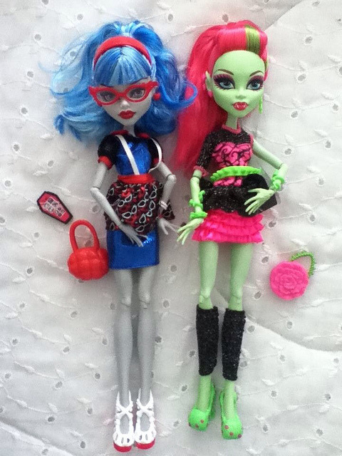 Ghouls Night Out Venus and Ghoulia! They’re fab! Source: http://www.flickr.com/photos/obsegebitz_livlover/9283767703/lightbox/
