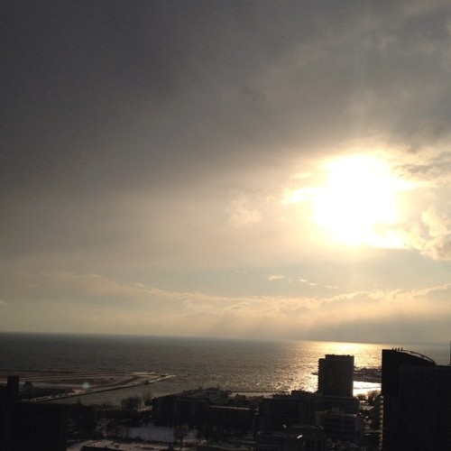 casiestewart:

Here comes the sun. #toronto #nofilter #timehop #2012
