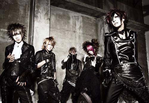 ENGLISH: Signal will disband after their one-man live &#8220;Crossing fate&#8221; at Meguro LIVE STATION at 2013/09/14 as their members consider that the band could not go on without any one member after their discussions, and their live-distributed single &#8220;Crossing fate&#8221; will be released at that one-man live PORTUGUÊS: Signal vai disbandar @ 2013/09/14. Eles distribuirão um single intitulado &#8220;Crossing fate&#8221; nesse mesmo dia.