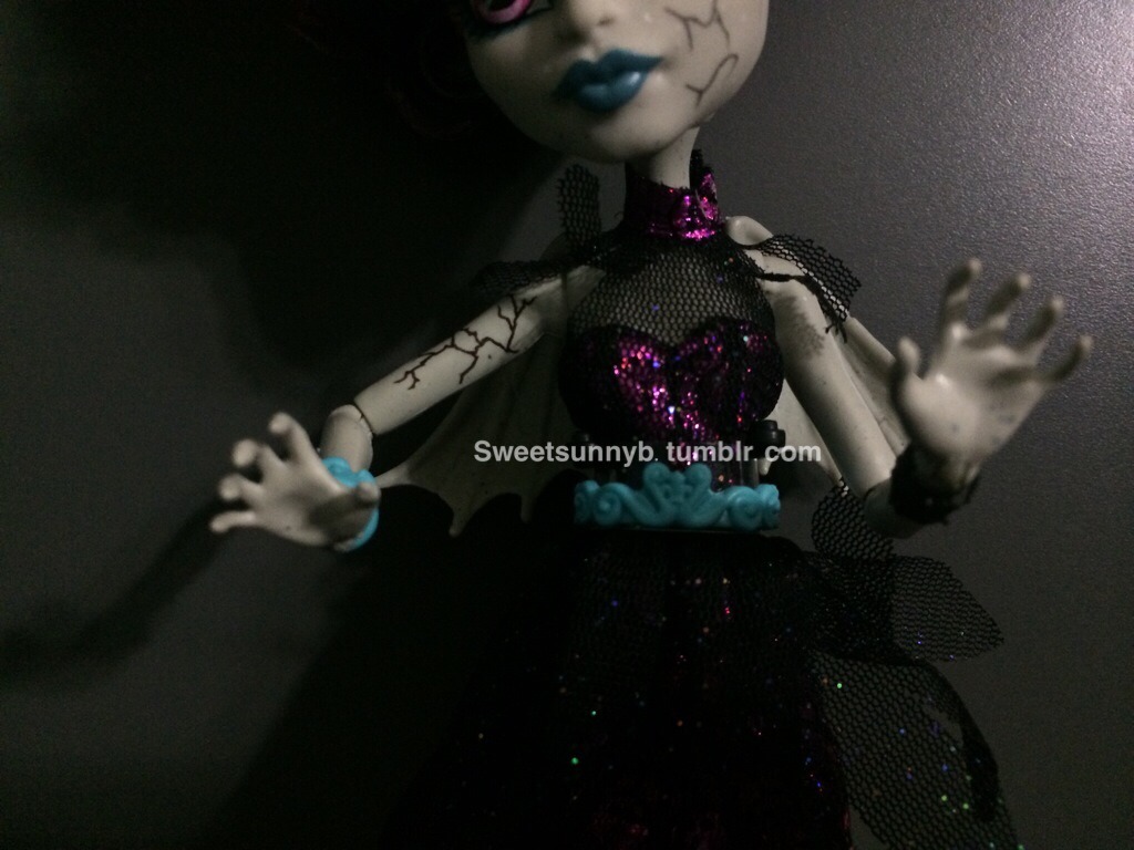 sweetsunnyb:

Zombie Shake Rochelle.some very quick photos. Love the little details like her Notre Dame inspired bag and little brain top hat. Oh and she has claw hands.

