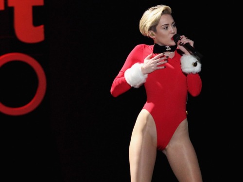 Back to Christmas but this time its Christmas Miley Style @ the Jingle Ball in The ATL&#8230;#1
