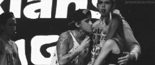 Beau kissed a fan on the stage i ©