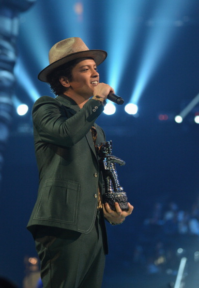 Bruno Mars accepts an award during the 2013 MTV Video Music Awards